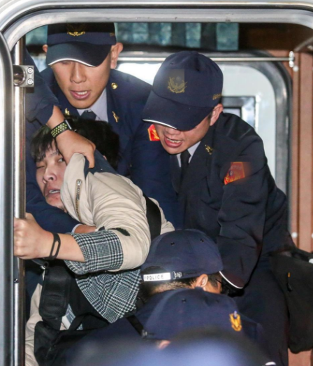 台湾基层警察自嘲 跟狗一样 蔡英文上台工作更