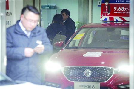位于张杨北路的申晟名威门店,被指以“代办外地车牌”承诺吸引客户购车 /晨报记者 张佳琪