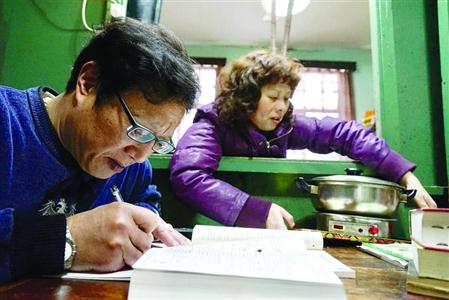 上午陈阿姨做家务的时候,雇主孙老师就为陈阿姨的孙子准备练习题。 /晨报记者 朱影影