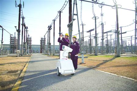 ±500千伏华新换流站运维人员与智能巡检机器