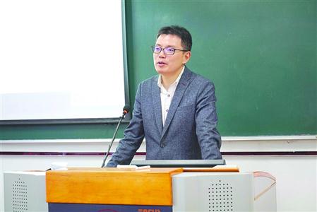 课堂上的曹东勃