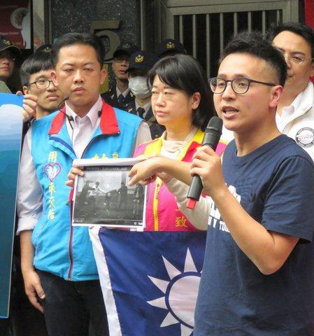 国民党青年部率领群众于“自由台湾党”党部抗议。 (图片来源:中评社)
