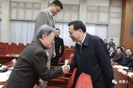座谈后,李克强与作家王蒙、运动员姚明等握手。