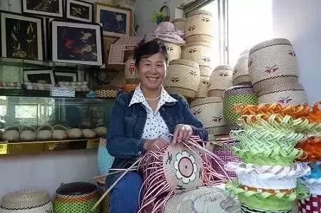 撑面用高档棉麻线手工编织呈藏青,白相间的菱形图案或其他福,寿字等吉