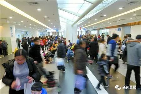 士台狂写作业!边输液边写作业的孩子伤不起啊