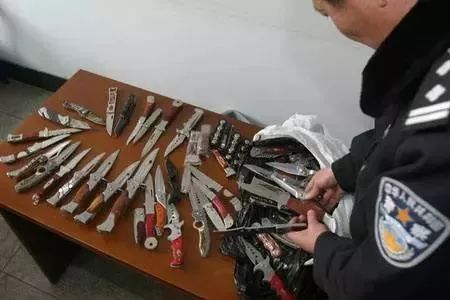 @乘坐轨道交通上下班的你，以后这些东西禁止带上车!_新浪新闻
