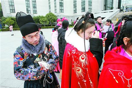 街头“邂逅”中华传统 贯穿全年传统文化知识大赛收官