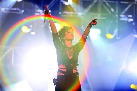 小红莓乐队主唱桃乐丝去世|乐队|桃乐丝|主唱_新浪娱乐_新浪网