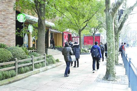 2日,南京西路一辆面包车起火后迅速被扑灭,事故现场随后恢复畅通。 /晨报记者 张佳琪