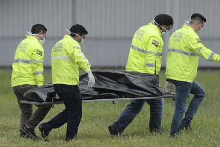 下奇闻】自拍照会让鼻子显大 两男子扒飞机偷