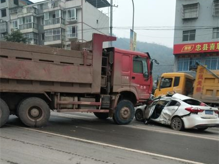 车祸猛于虎,重庆时间在此提醒广大驾驶员,驾车出行一定要遵守交通