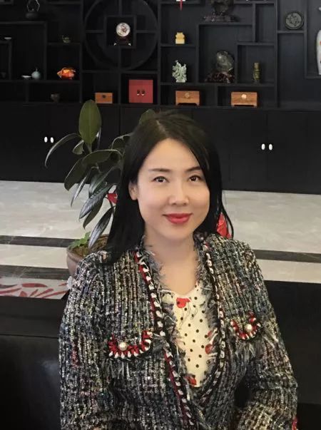 今天,凯奇集团西安分公司袁莹为大家诵读党的