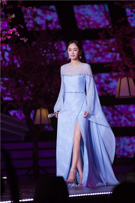 杨幂跨年秀书法超惊艳 大幂幂实力演绎字如其