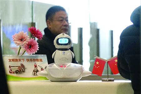 虹桥机场将迎来客流高峰 机器人讲解员助旅客快速通行