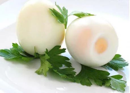 冷知识大讲堂丨煮熟的鸡蛋黄表面为何会出现灰