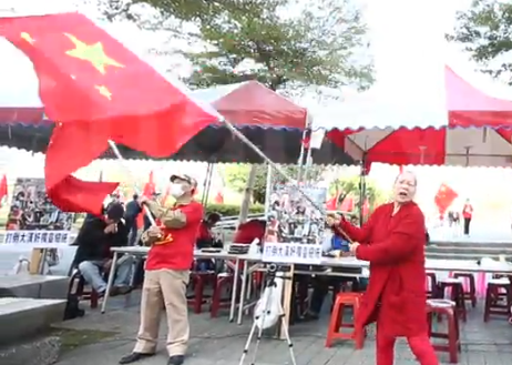 “中华爱国同心会”中午在民进党中央党部前不断挥舞五星旗抗议。（图片来源：视频截图）