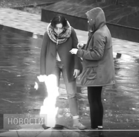  俄罗斯阿宾斯克市两名女中学生1月29日向长明火吐痰等亵渎行为被人拍下，上传到网络后引起众怒。