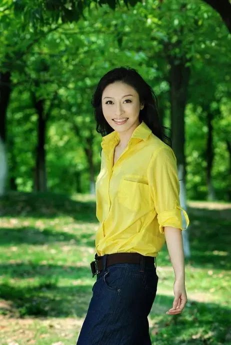 十年前她红极一时，却被小三毁去，36岁二婚的她依然优雅！