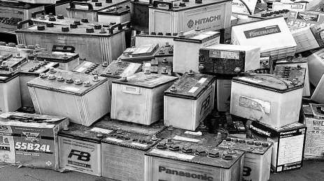 拆解旧电瓶,非法炼铅污染环境|旧电瓶|蓄电池|曹