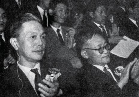 1961年，中国作家代表团访问日本。前排：杨朔（左）、巴金（右）；后排：刘德有（中）。图/受访者提供