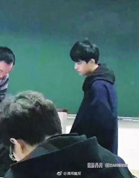 有个不正经的老师是什么体验?班主任把我的证