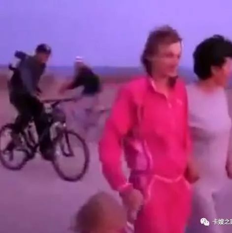 太调皮了！歪果仁把卡车喇叭装在自行车上，结果……