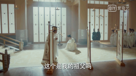 初次登场,就是新帝登基,生性残暴的他在大臣面前对着自己的父亲和祖父