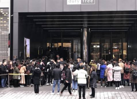 中国游客在济州免税店外排40米长队抢购,是他