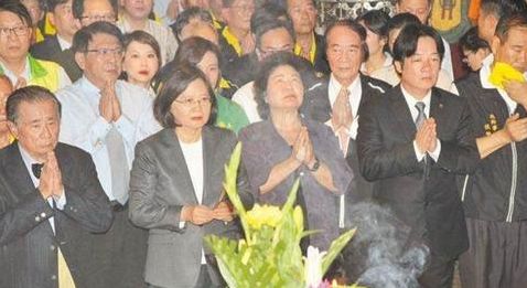 蔡英文(左三)前往南鲲鯓参拜,台南市长赖清德(右二)、高雄市长陈菊(右三)、屏东县长潘孟安(左二)陪同出席。