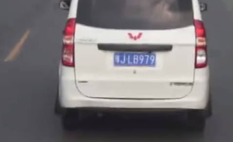 恶意阻挡出警消防车 全程车主在打电话