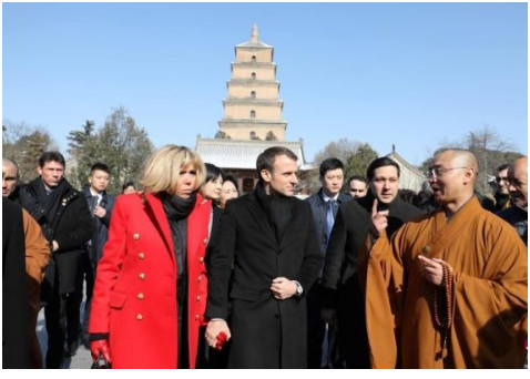 法国总统马克龙及夫人8日在西安参观大雁塔。