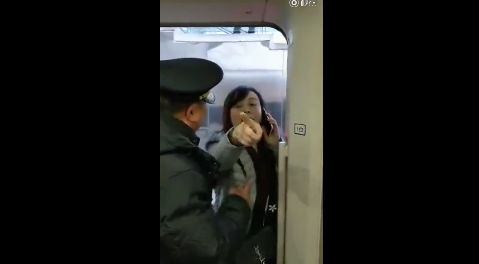 新京报:新京报评女子扒门阻高铁:炮口是否太集中于个人？
