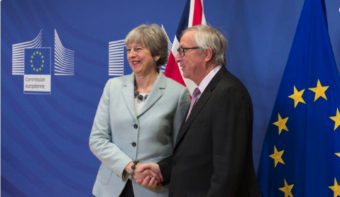 英国首相特雷莎·梅与欧盟委员会主席容克。(资料图)