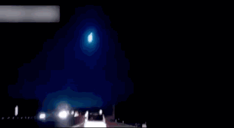美国密歇根州上空,夜空瞬间被照亮,伴随着闪光和巨响,火球坠入大地