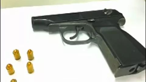 惊!成都一女子携带手枪进地铁 安检员的反应…