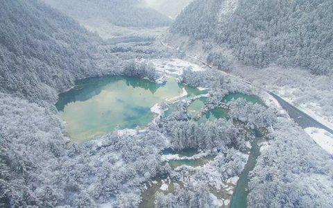 ▲俯瞰春雪下的九寨沟景区树正群海（3月8日无人机拍摄）。 图片来源：新华社