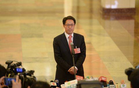 港澳办主任张晓明在“部长通道”上回答记者提问。新京报记者 侯少卿 摄