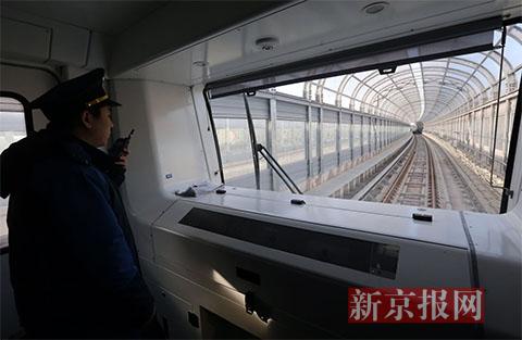 列车在燕房线上运行.