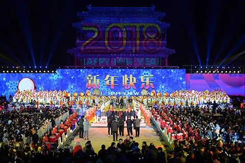 ▲2018年北京新年倒计时活动，市民在永定门迎接新年到来。新京报记者 吴江 摄