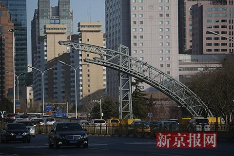 今日,长安街建国门桥两侧按原样重建的新彩虹门主体钢结构搭建完成,预计1月31日前完工。新京报记者 侯少卿 摄