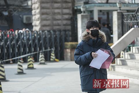 TFBOYS成员易烊千玺进入考场。本组图片摄影:新京报记者彭子洋