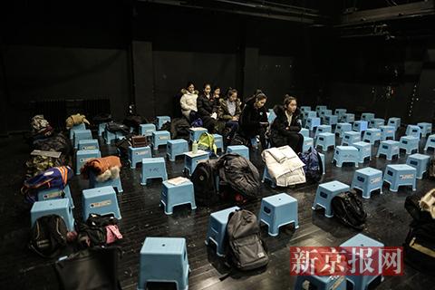 考生们进入学校后,排队准备进入考场,在候场时聊天、复习。