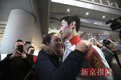 中国短道速滑队今日下午回国武大靖称被江疏影点赞很激动