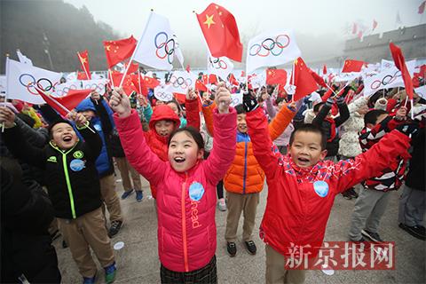 小朋友手持五星红旗和奥林匹克五环旗。新京报记者 王贵彬 摄