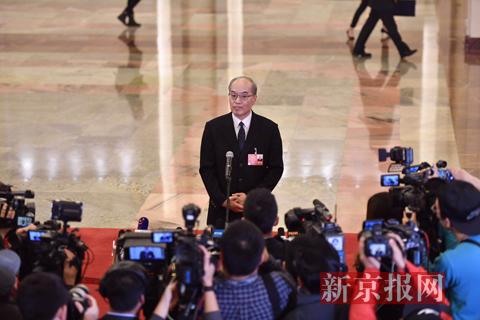 司法部部长张军在“部长通道”上回答记者提问。新京报记者 陶冉 摄