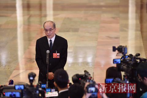 司法部部长张军在“部长通道”上回答记者提问。新京报记者 陶冉 摄
