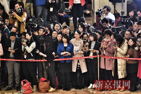 新京报记者向政协委员提问。新京报记者 陶冉 摄
