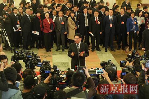 工信部部长苗圩回答记者提问。新京报记者 侯少卿 摄