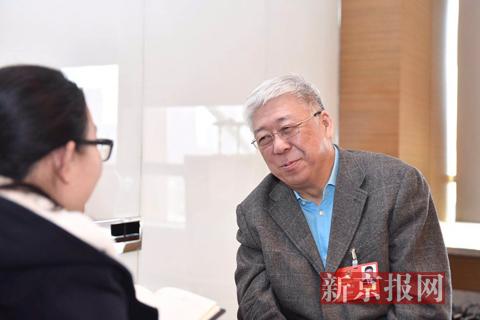 全国政协委员、北京市卫计委党委书记方来英接受记者采访。新京报记者 陶冉 摄