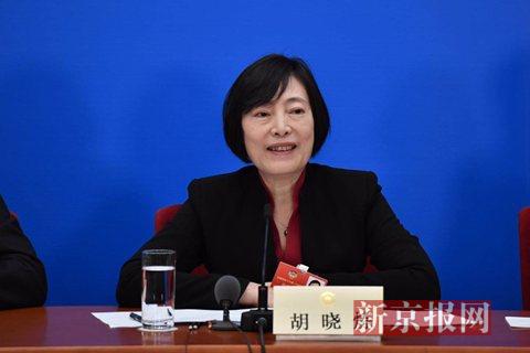 全国政协委员、中国进出口银行董事长、党委书记胡晓炼回答记者提问。新京报记者 陶冉 摄